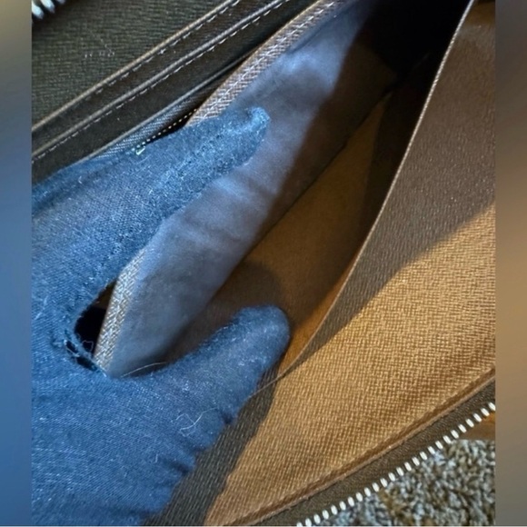 Louis Vuitton Atoll Organizer Wallet From the
2005 Collection
Taiga Leather - Picture 14 of 15